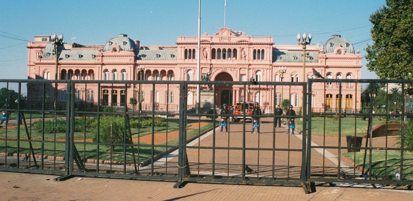 casa rosada behind fence with guards 2003