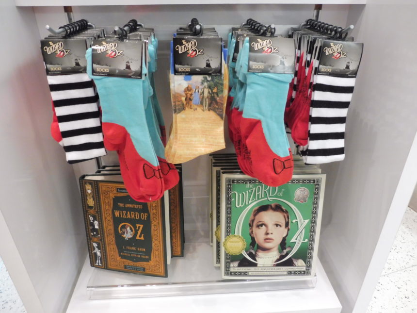 USA - The Wizard of Oz - socks and books